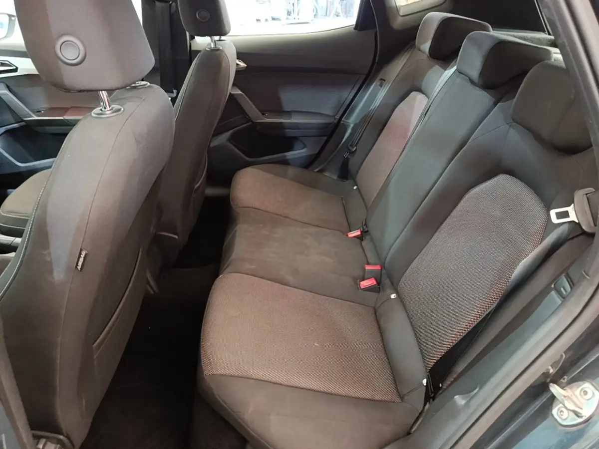 Vue intérieure côté droit montrant la banquette arrière en tissu gris foncé de la SEAT Arona 2019.