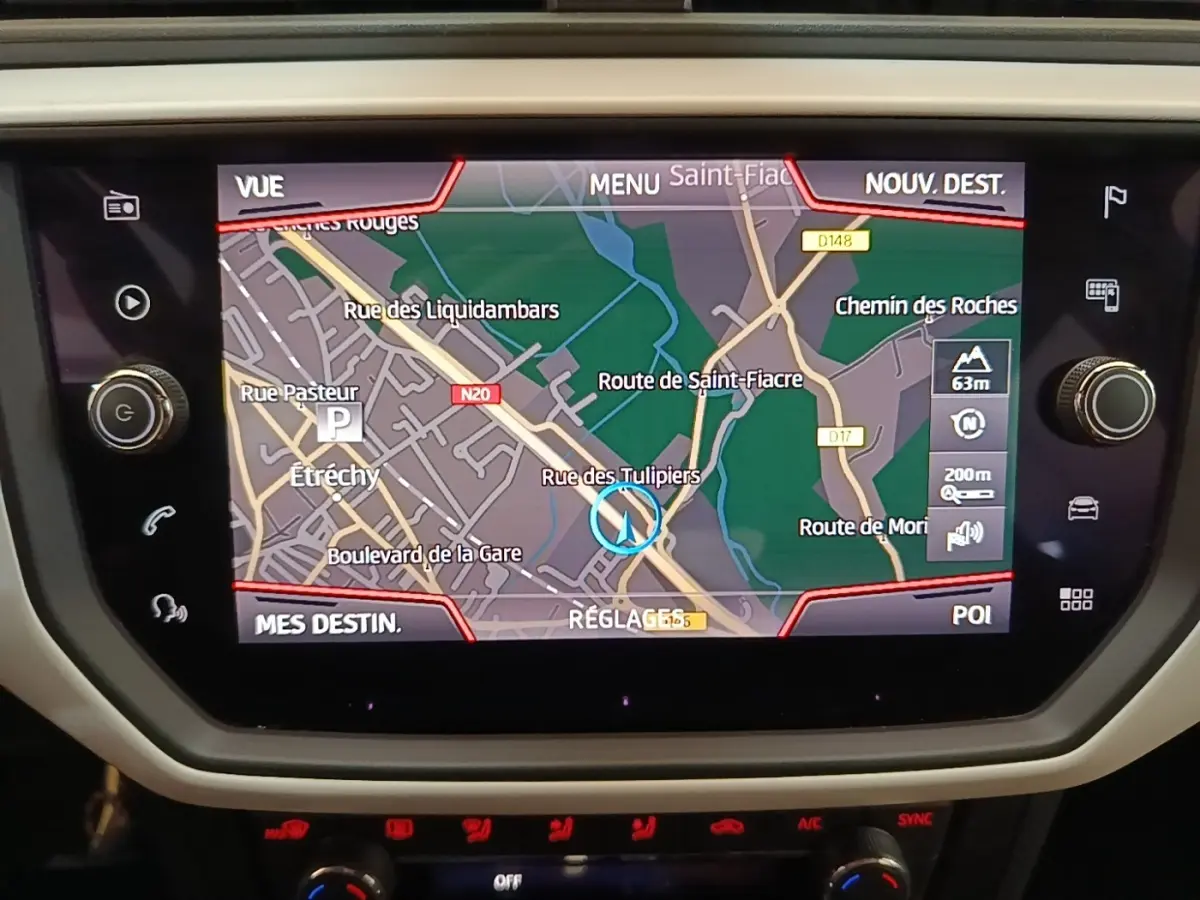 Écran tactile du système de navigation de la SEAT Arona 2019 affichant une carte routière en mode guidage.