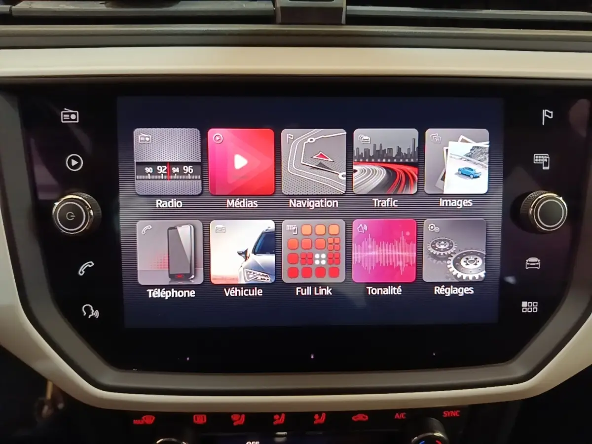 Écran tactile central de la SEAT Arona 2019 affichant les menus radio, médias, navigation et téléphone.