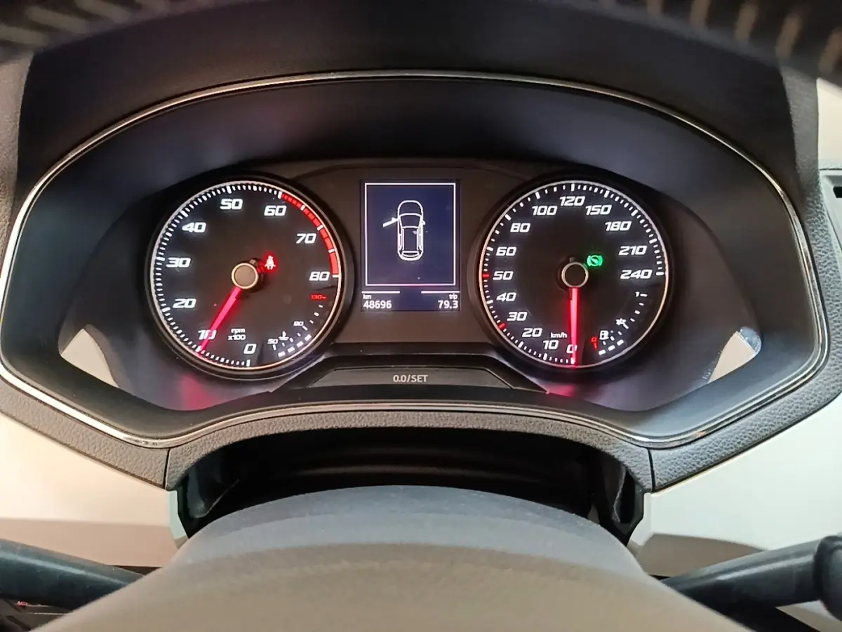 Vue rapprochée du tableau de bord du SEAT Arona 2019, affichage numérique central et compteurs analogiques noirs.