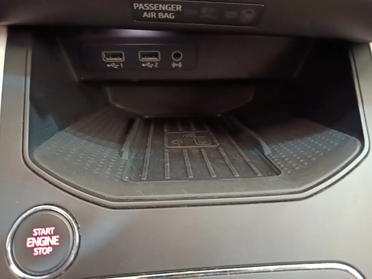 Vue rapprochée de la console centrale noire du SEAT Arona 2019 avec bouton start/stop et ports USB visibles.