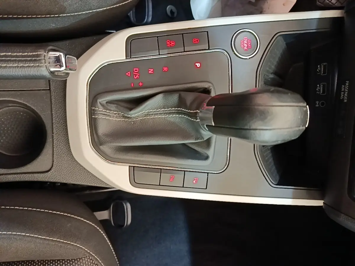 Gros plan sur la console centrale avec levier de vitesse automatique et bouton Start/Stop dans une SEAT Arona 2019.