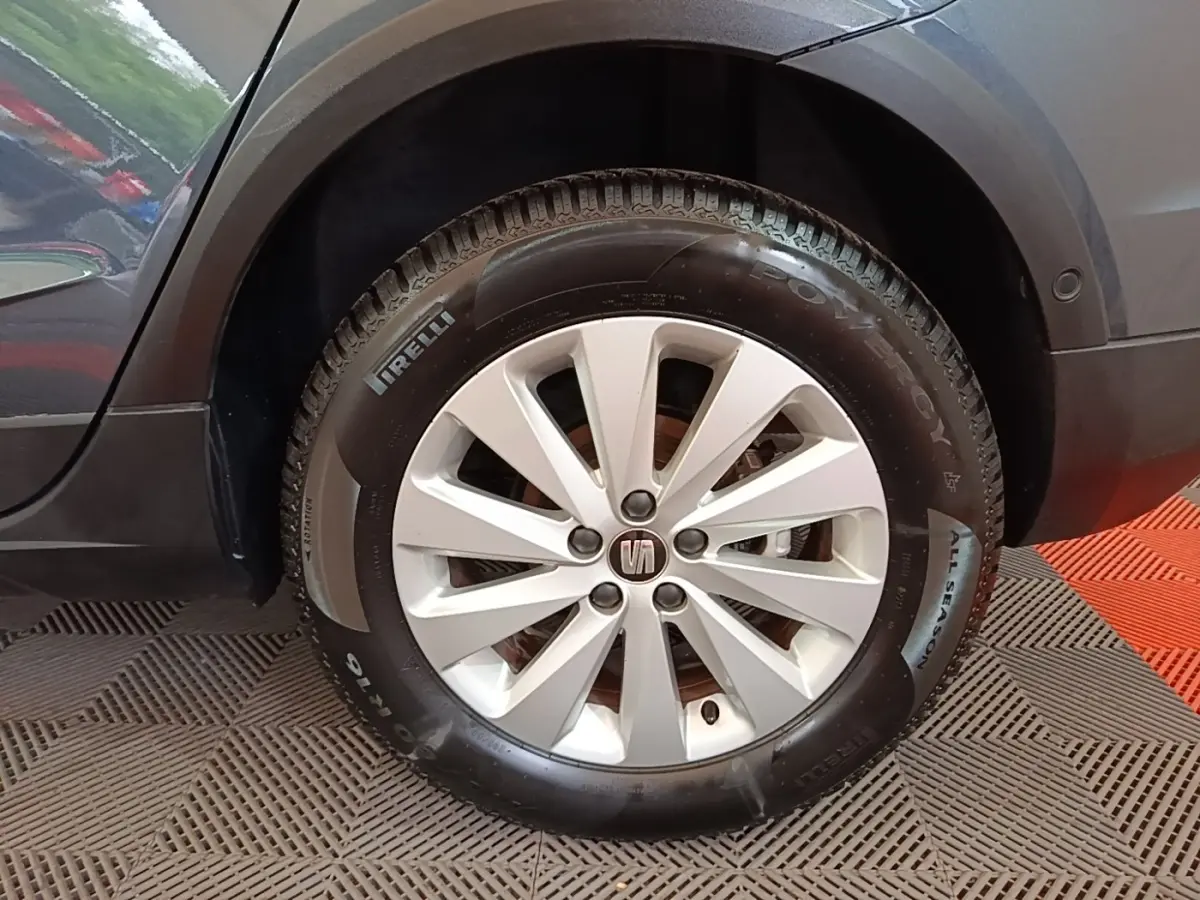 Gros plan sur la roue arrière droite grise d'un SEAT Arona 2019 avec jante alliage et pneu Pirelli all season.