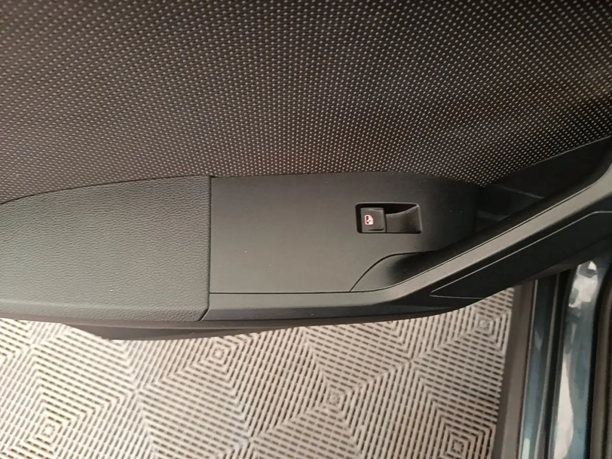 Détail de la poignée intérieure de porte côté conducteur du SEAT Arona gris clair, avec bouton de verrouillage.