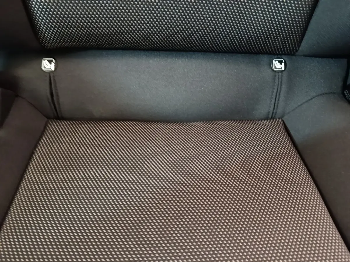 Vue rapprochée de la banquette arrière noire et grise du SEAT Arona 2019 avec fixation Isofix visible.