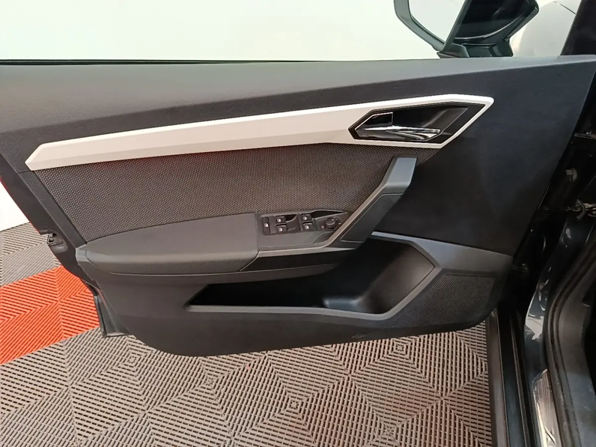 Vue rapprochée de la porte avant gauche d’un SEAT Arona 2019 avec garniture noire et insert gris clair.