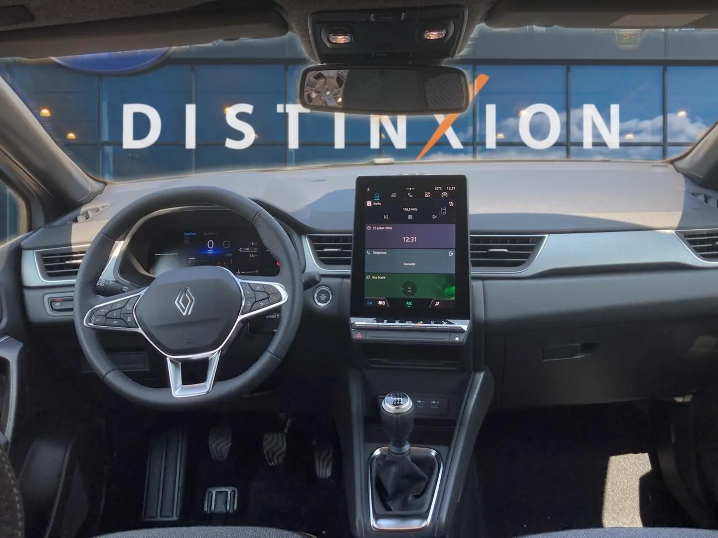 Vue intérieure avant du Renault Captur 2026 avec volant multifonction, écran tactile vertical et levier de vitesse manuel.