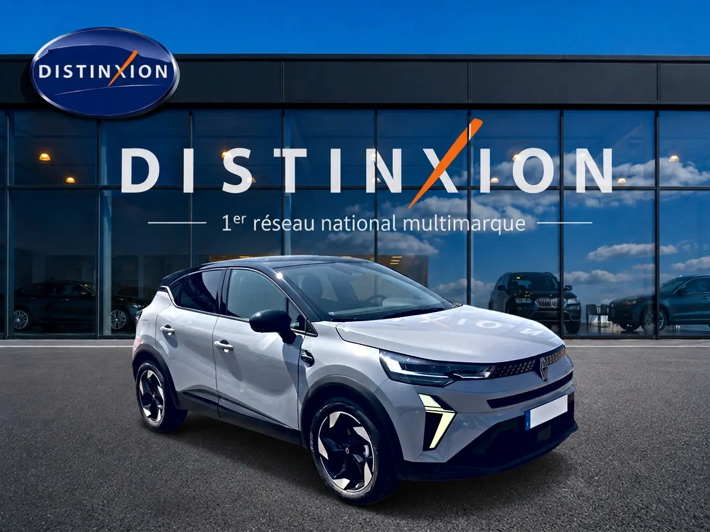 Renault Captur 1.2 TCe 115 Techno gris Rafale toit noir, vue 3/4 avant avec feux LED et jantes alu distinctives.