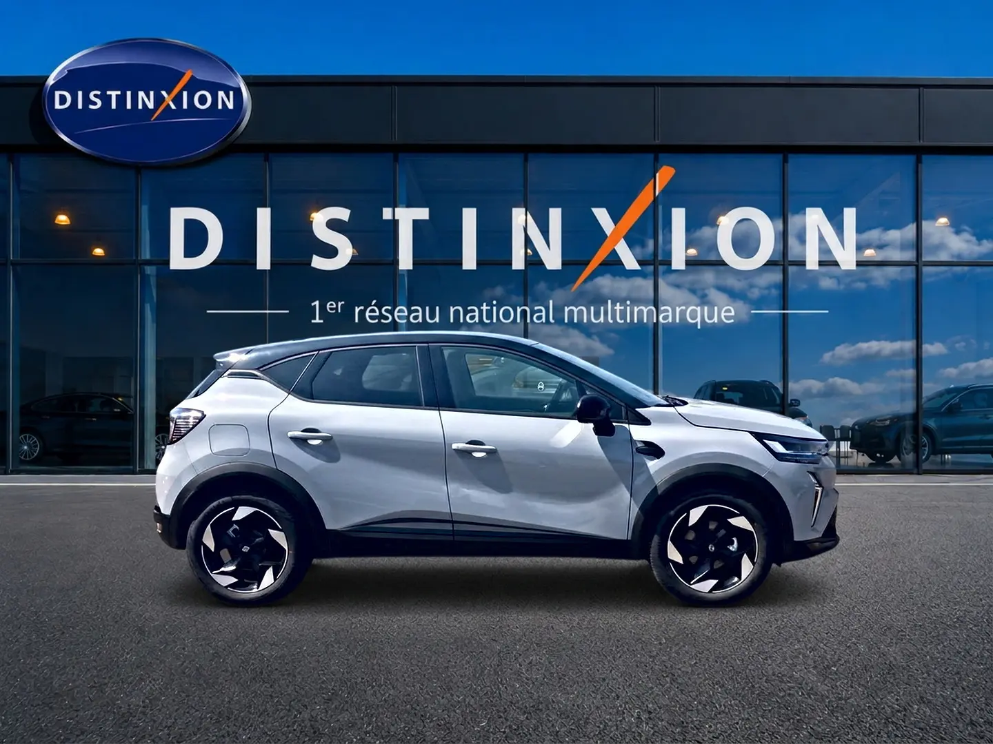 Renault Captur 1.2 TCe 115 Techno 2026 en profil droit, couleur Rafale avec toit noir et jantes alu distinctives.