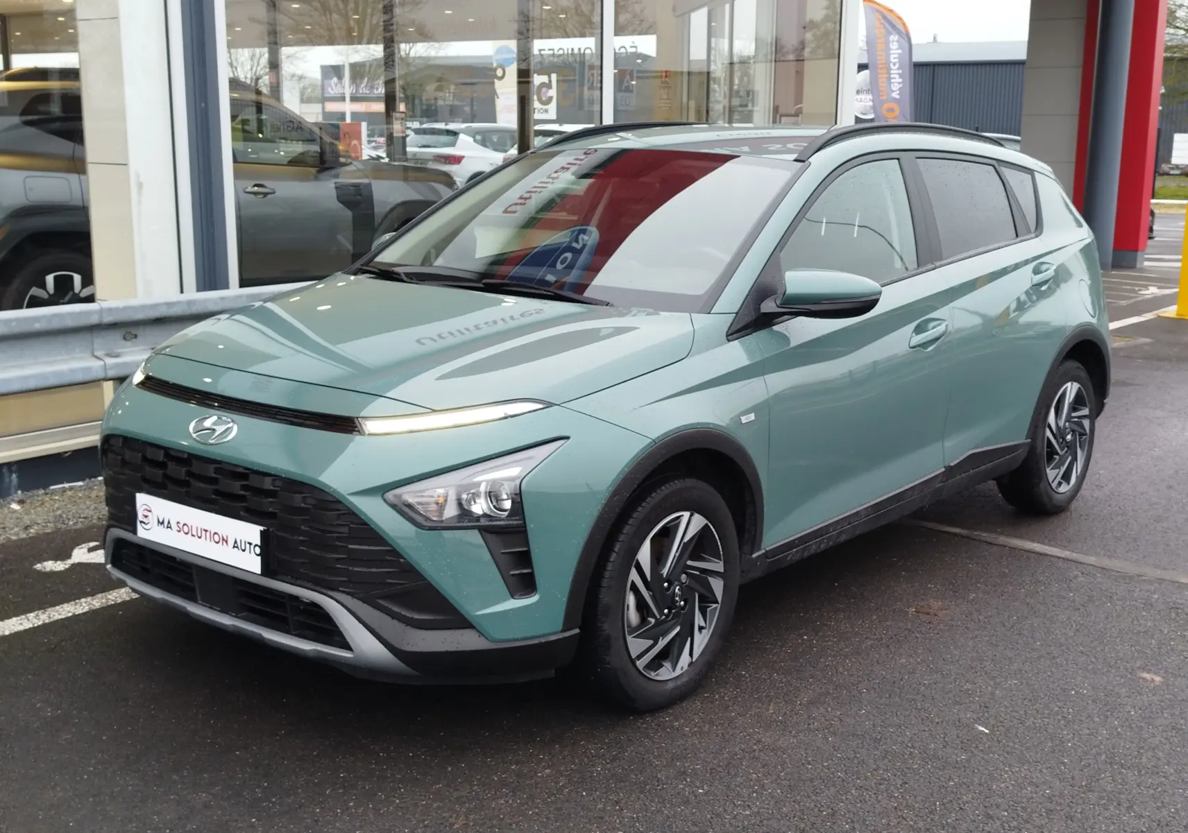 Hyundai Bayon 2022 vert Elemental Brass, vue 3/4 avant droit, avec calandre noire et jantes alliage bicolores.