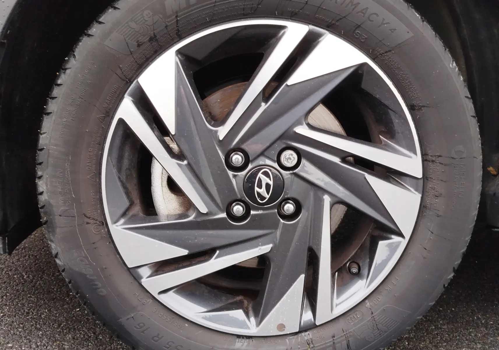 Gros plan sur la jante alliage bicolore grise et noire avec logo Hyundai au centre, montée sur pneu Michelin.