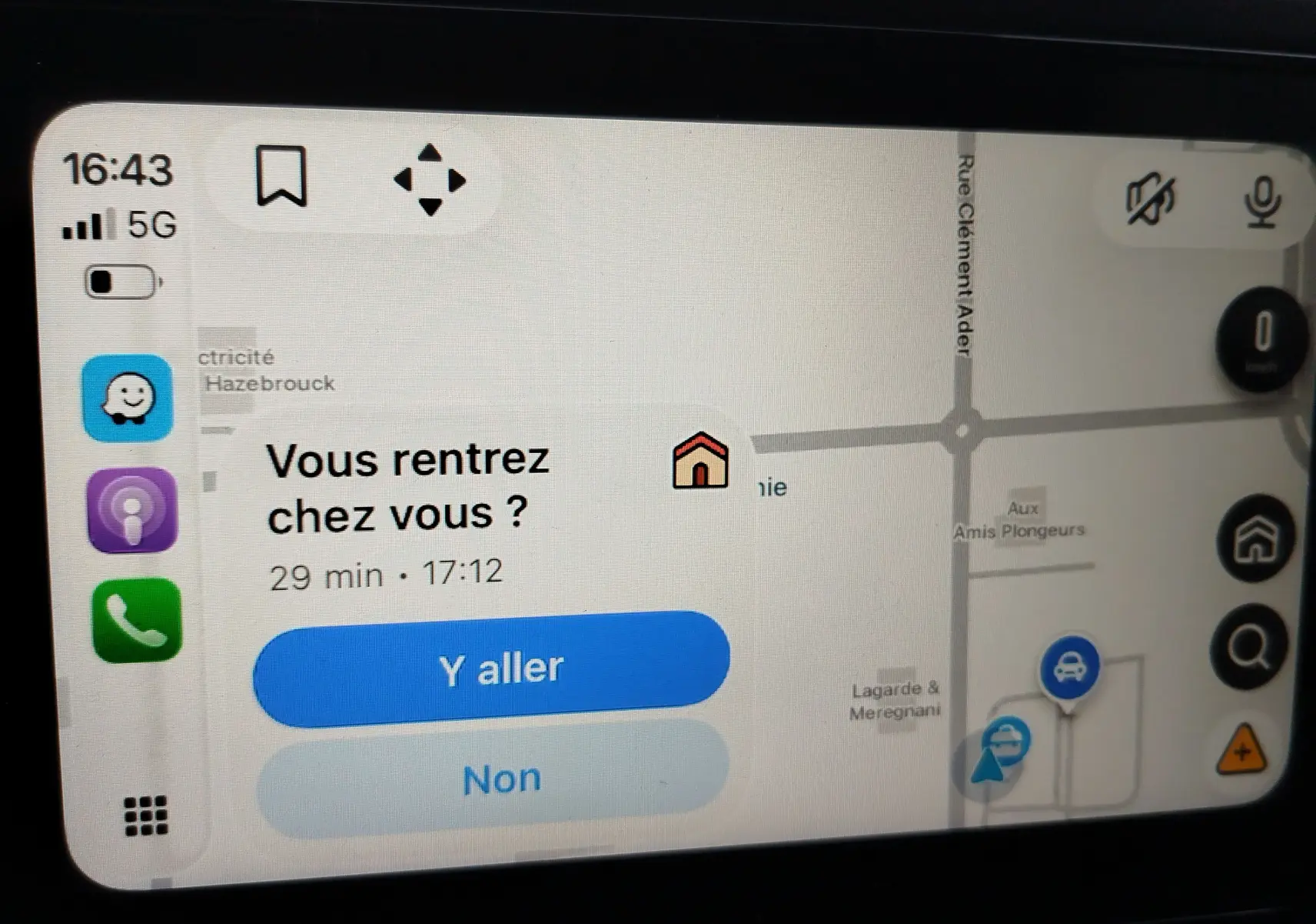 Écran tactile du système de navigation Hyundai Bayon 2022 affichant une suggestion d'itinéraire avec options "Y aller" et "Non".