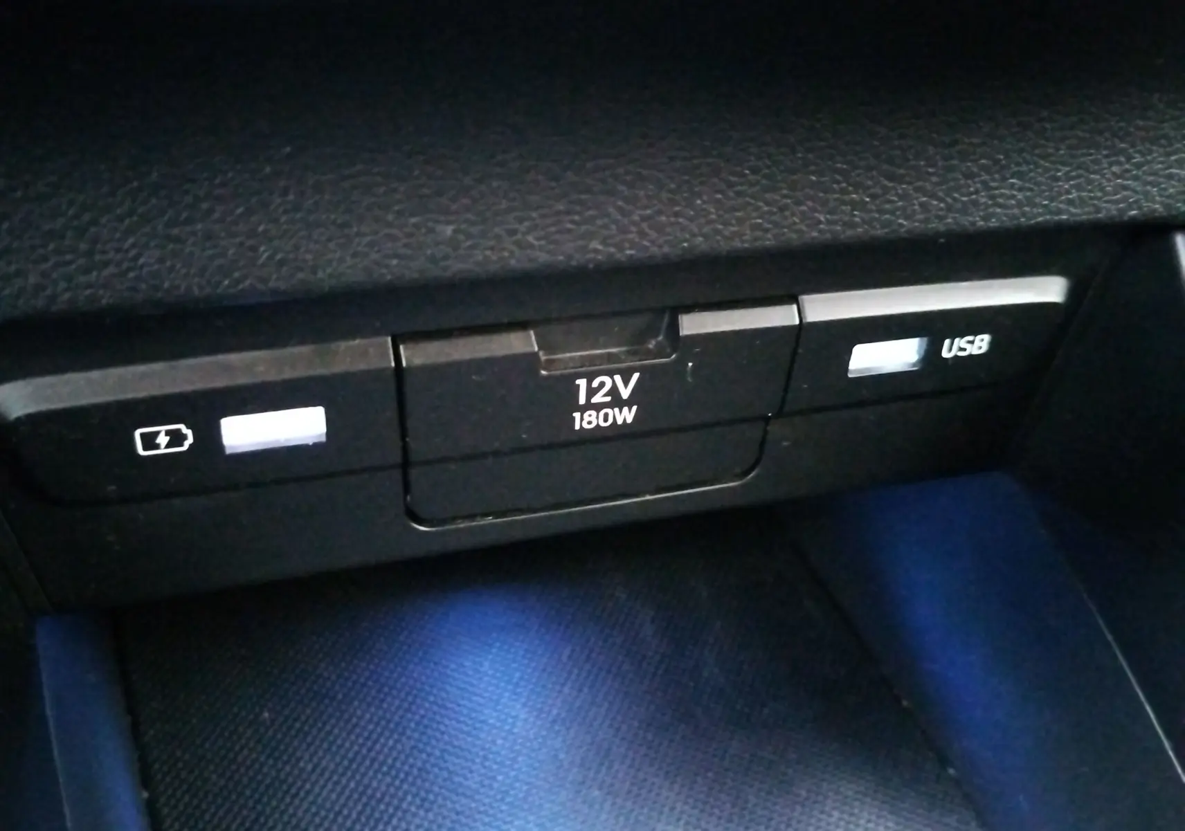 Vue rapprochée de la prise 12V et des ports USB et recharge dans l’habitacle d’une Hyundai Bayon 2022.