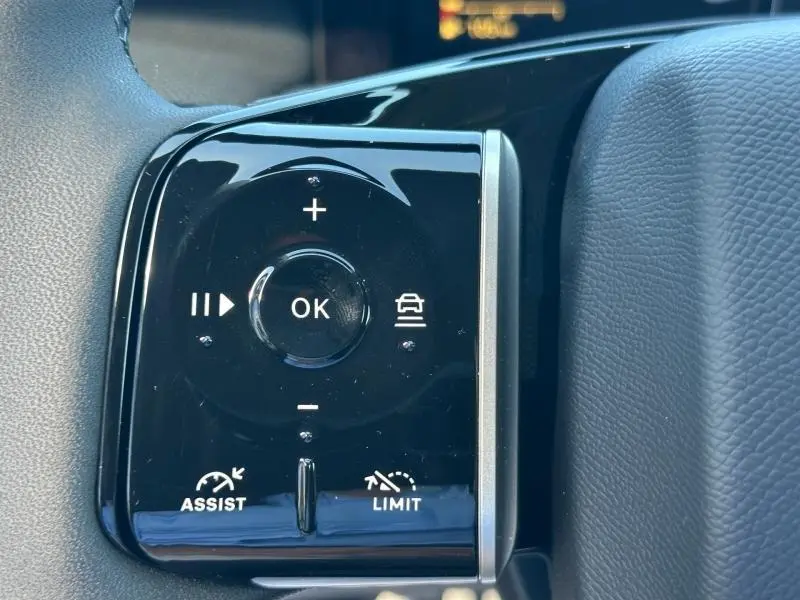 Gros plan sur les commandes noires du volant du Citroën C5 Aircross gris Platinium, avec boutons de régulateur et assistant de conduite.