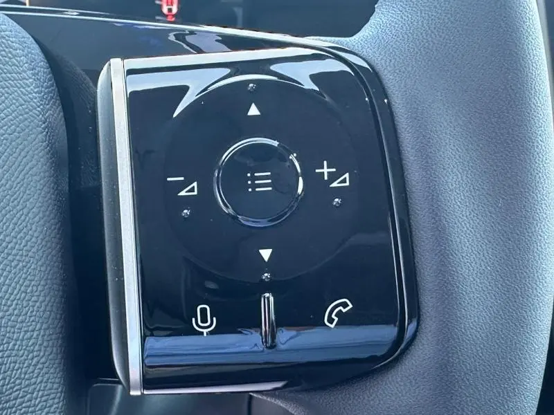Gros plan sur les commandes vocales et téléphone sur le volant noir du Citroën C5 Aircross gris Platinium.