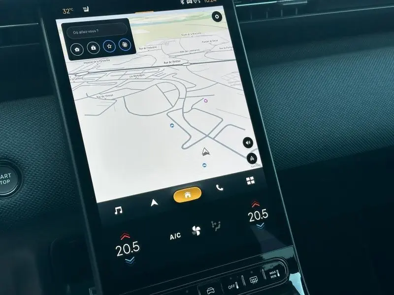 Écran tactile central du tableau de bord du Citroën C5 Aircross gris Platinium, affichant la navigation GPS.