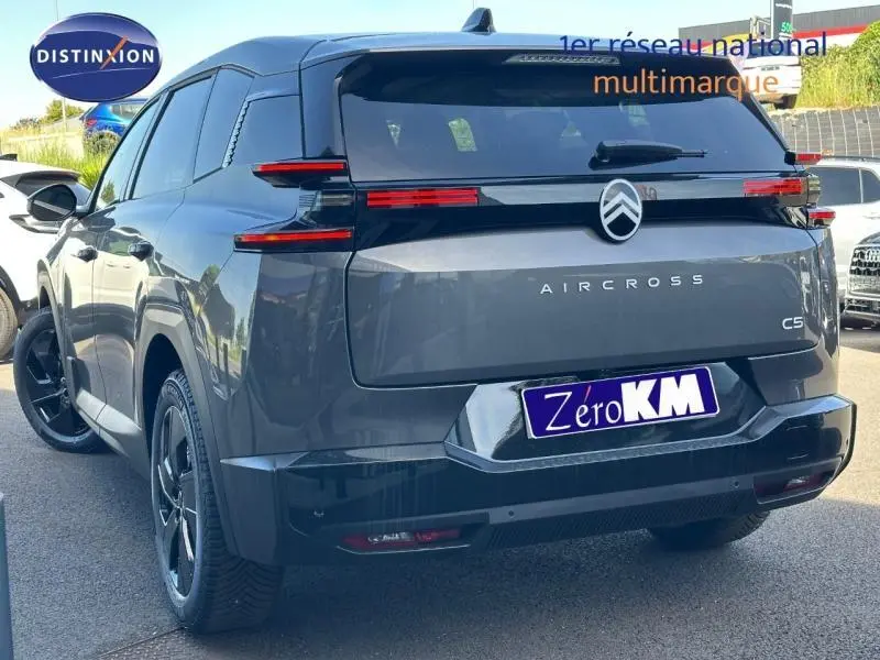 Vue 3/4 arrière droite d'un Citroën C5 Aircross gris Platinium avec feux arrière LED et jantes noires.