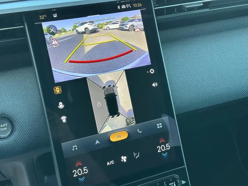 Écran tactile intérieur du Citroën C5 Aircross gris Platinium montrant la caméra de recul et la vue panoramique 360°.