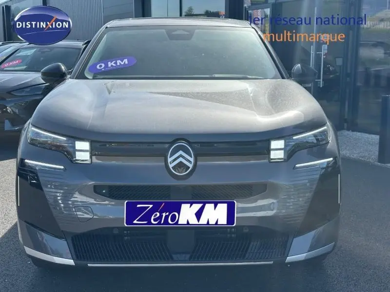 Vue avant d'un Citroën C5 Aircross gris Platinium 2026 avec feux LED distinctifs et logo central marqué.