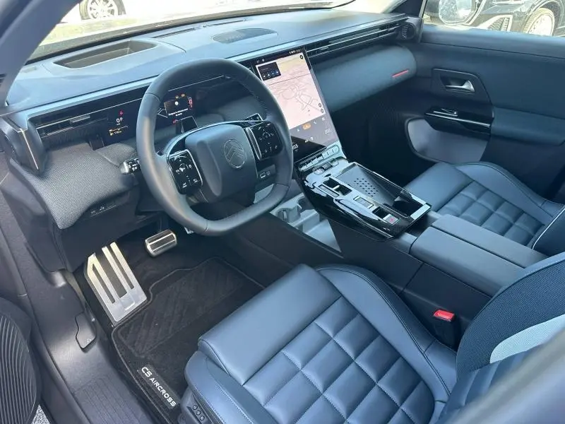 Intérieur avant du Citroën C5 Aircross gris Platinium, vue côté conducteur avec écran tactile vertical et volant multifonction.