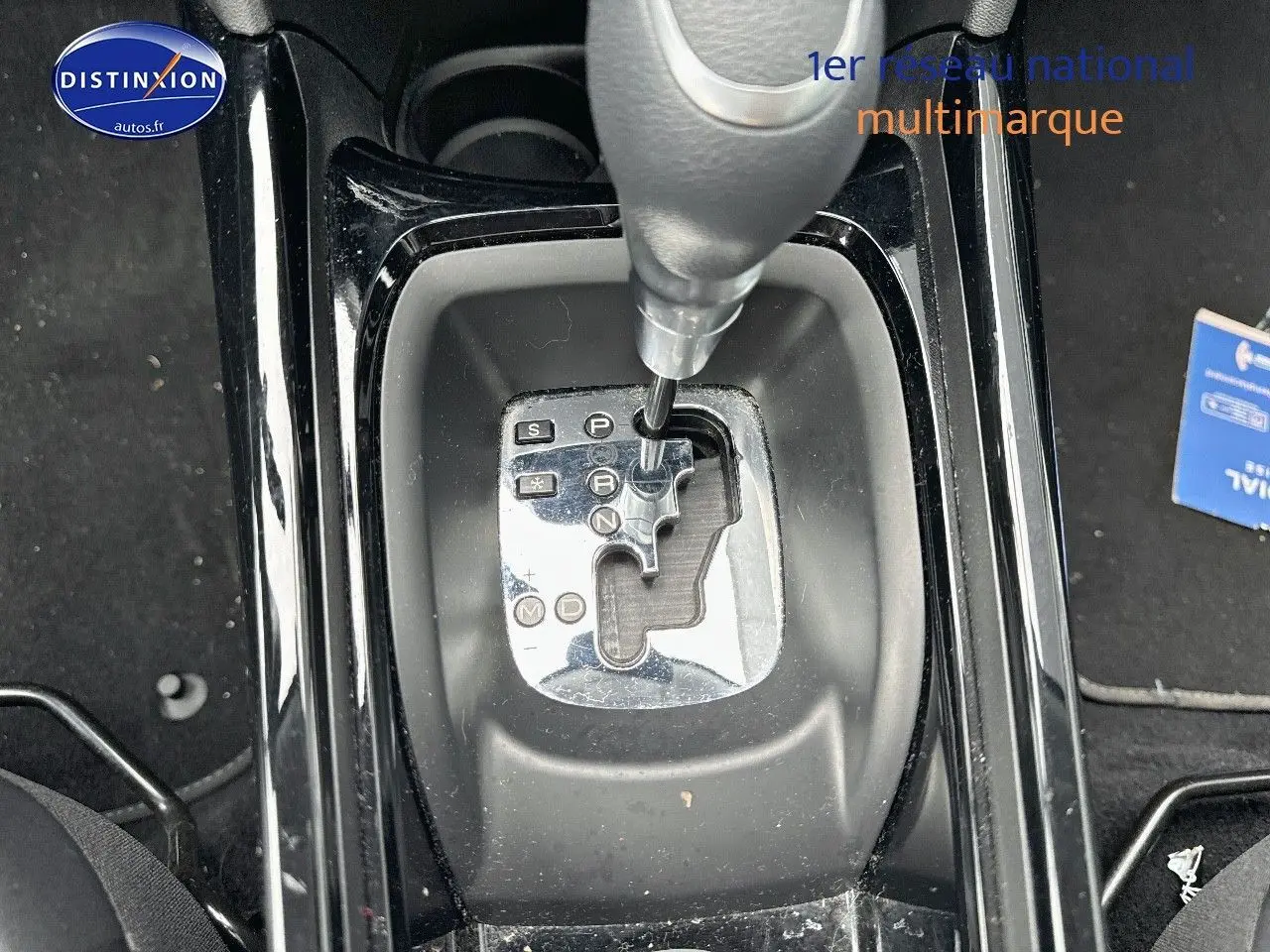 Le levier de vitesses automatique en gros plan dans l'habitacle noir du Peugeot 2008 gris platinium de 2019.
