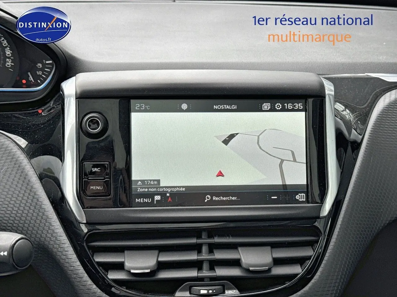 Tableau de bord du Peugeot 2008 2019 avec écran tactile affichant la navigation, ambiance intérieure noire moderne.