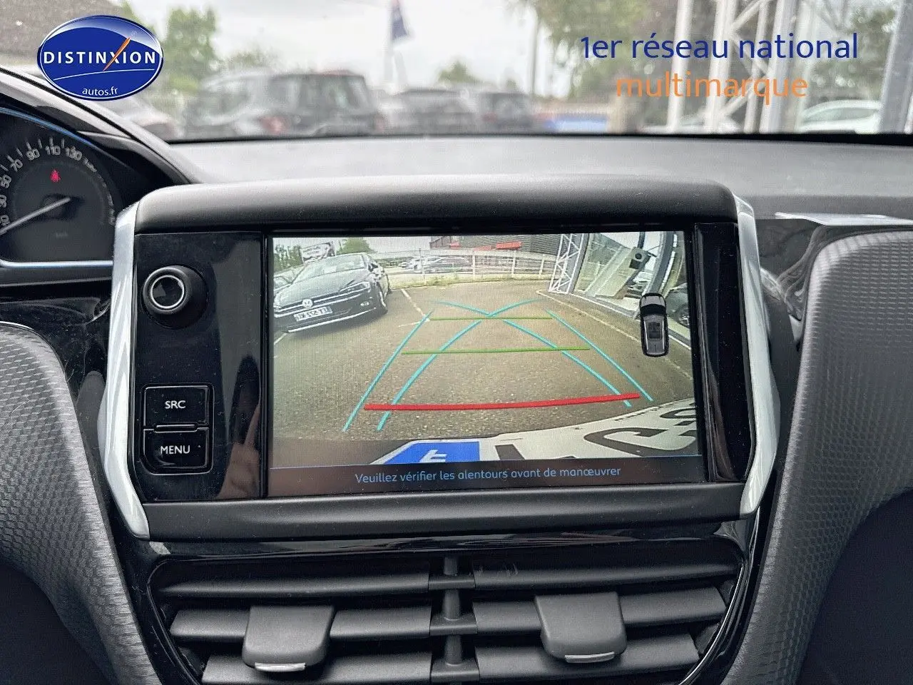 Écran central du Peugeot 2008 2019 montrant la caméra de recul avec lignes d'aide au stationnement en vue arrière.