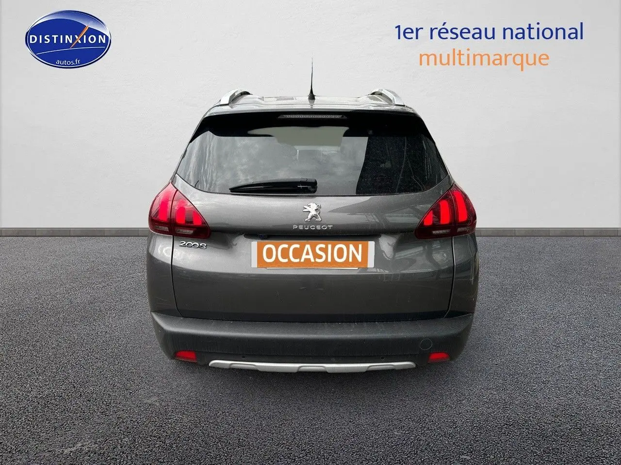Vue arrière d'un Peugeot 2008 gris platinium avec feux rouges et plaque d'immatriculation "OCCASION" visible.