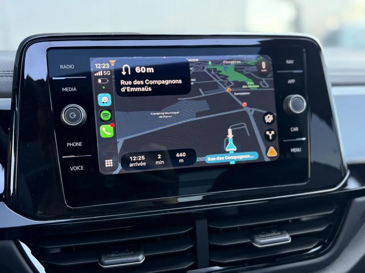 Écran tactile central du Volkswagen T-Roc 2025 affichant la navigation GPS et les commandes multimédias