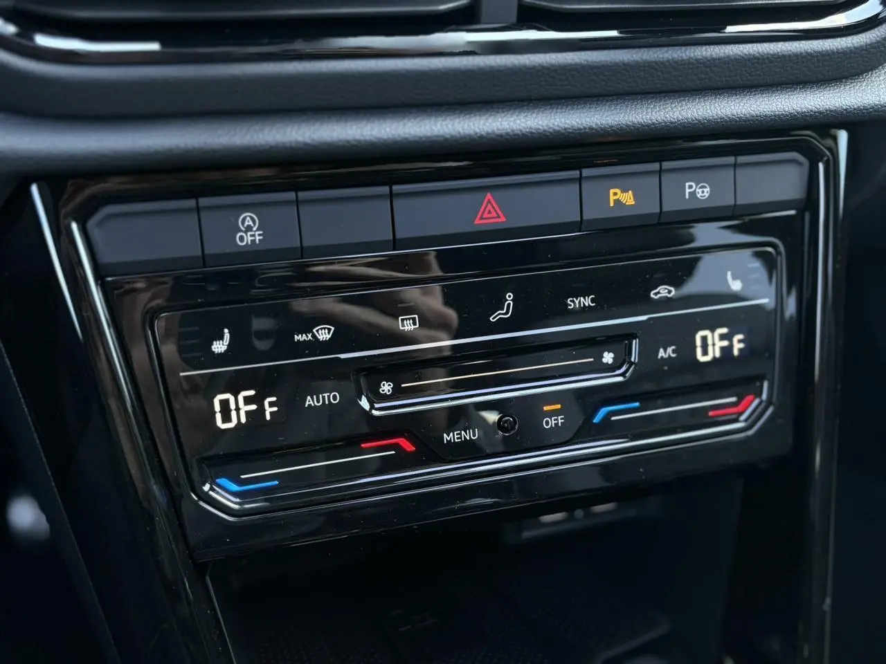 Panneau de commande de la climatisation automatique bi-zone du Volkswagen T-Roc 2025, avec affichage digital et boutons tactiles.