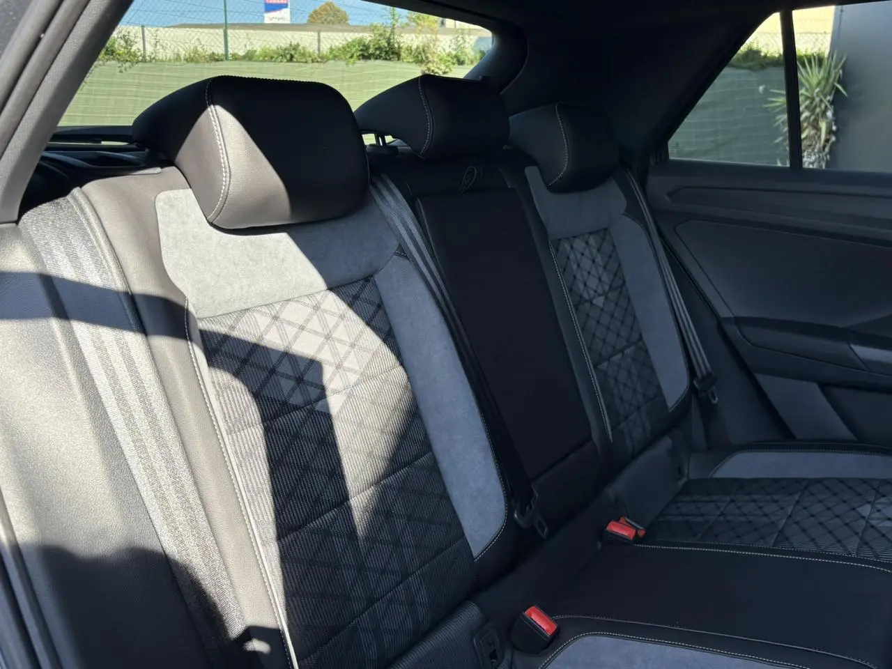 Vue intérieure des sièges arrière en tissu et cuir noir et gris du Volkswagen T-Roc 2025 R-Line