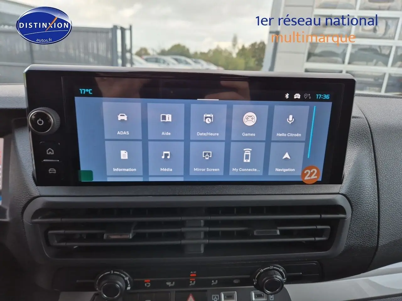Écran tactile central affichant le menu multimédia dans l’habitacle du Citroën Jumpy XL gris Titane, vue de face.