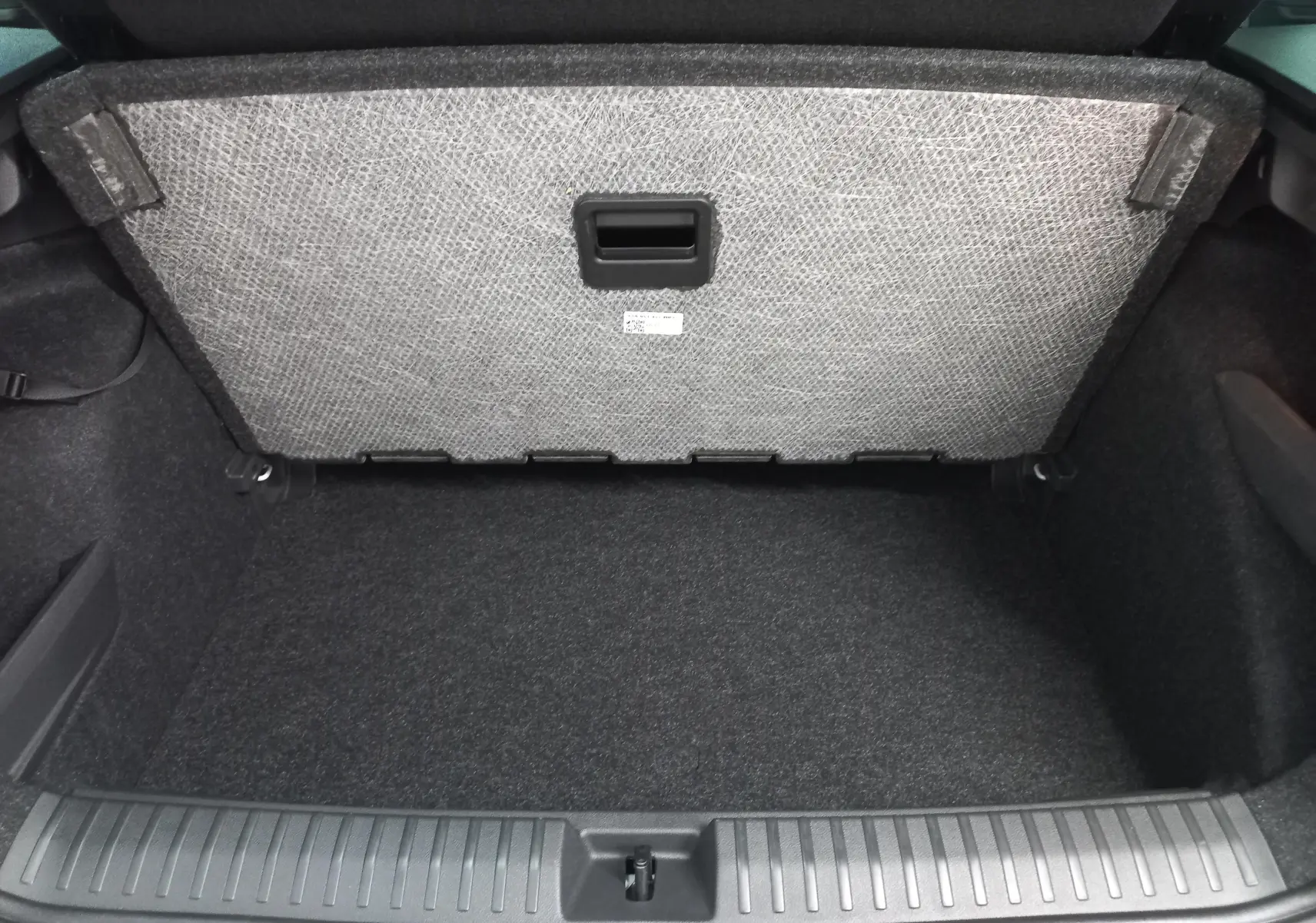 Double plancher de coffre ouvert du Skoda Kamiq 2025, montrant le compartiment de rangement supplémentaire.