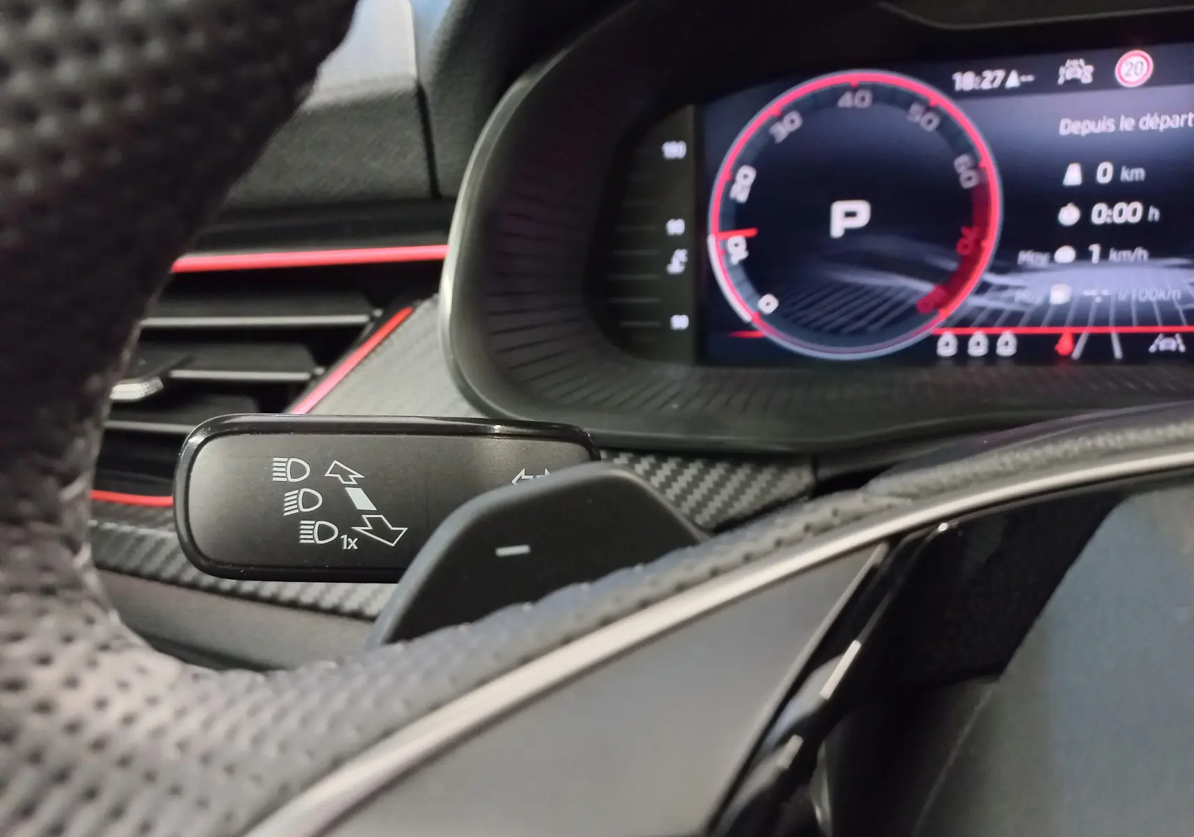 Gros plan sur le combiné d'instruments et le commodo gauche du Skoda Kamiq Blanc Lune 2025, version Monte-Carlo.