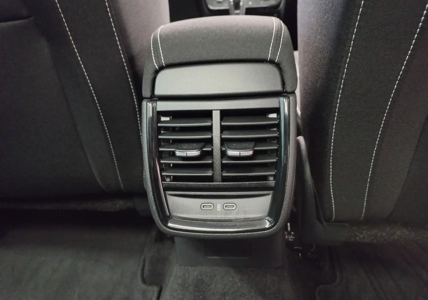 Vue rapprochée des aérateurs arrière noirs et des ports USB du Skoda Kamiq 1.5 TSI 150 DSG7 Monte-Carlo blanc Lune 2025.