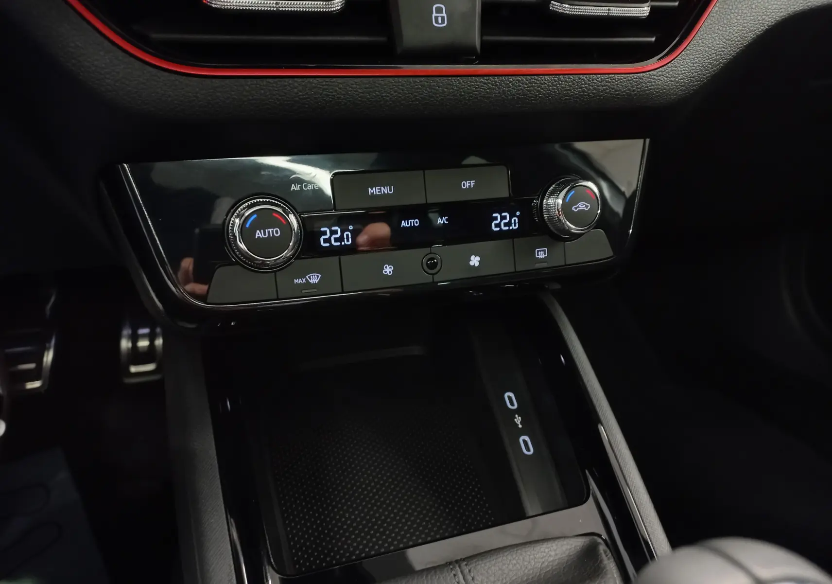 Gros plan sur la console centrale du Skoda Kamiq 2025 blanc Lune, avec commandes climatisation digitale et finition noire brillante.