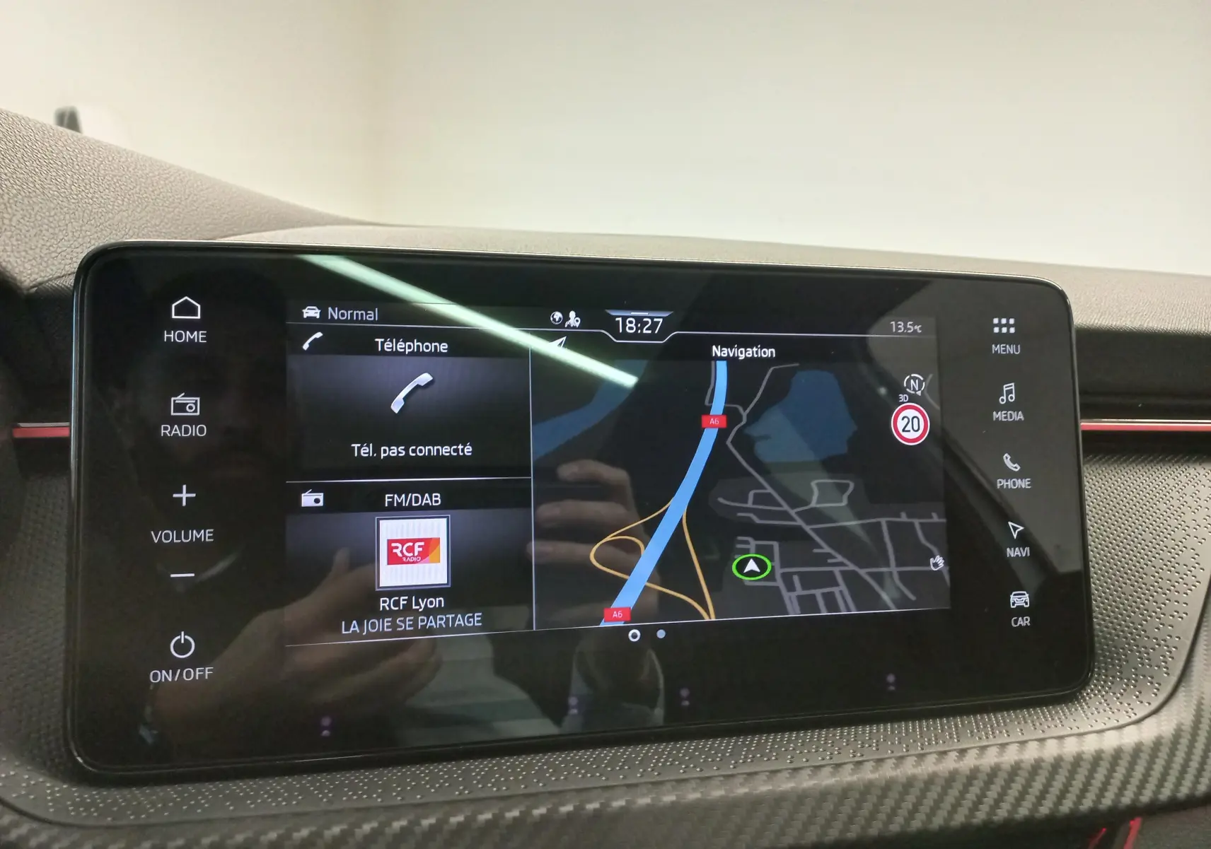 Écran tactile central du Skoda Kamiq 2025 montrant la navigation et les options multimédia, avec finition Monte-Carlo.