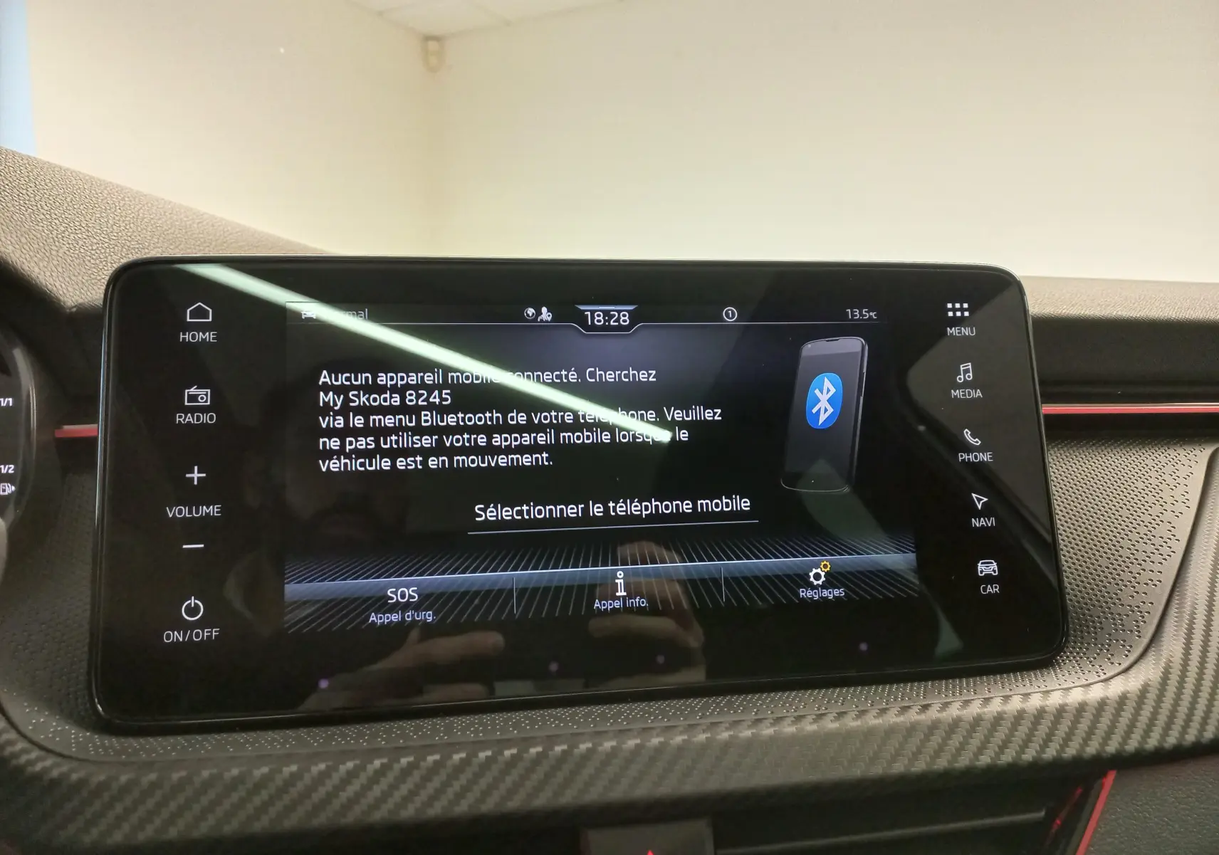 Écran tactile central du Skoda Kamiq 2025 affichant le menu Bluetooth avec finition Monte-Carlo et détails carbone.