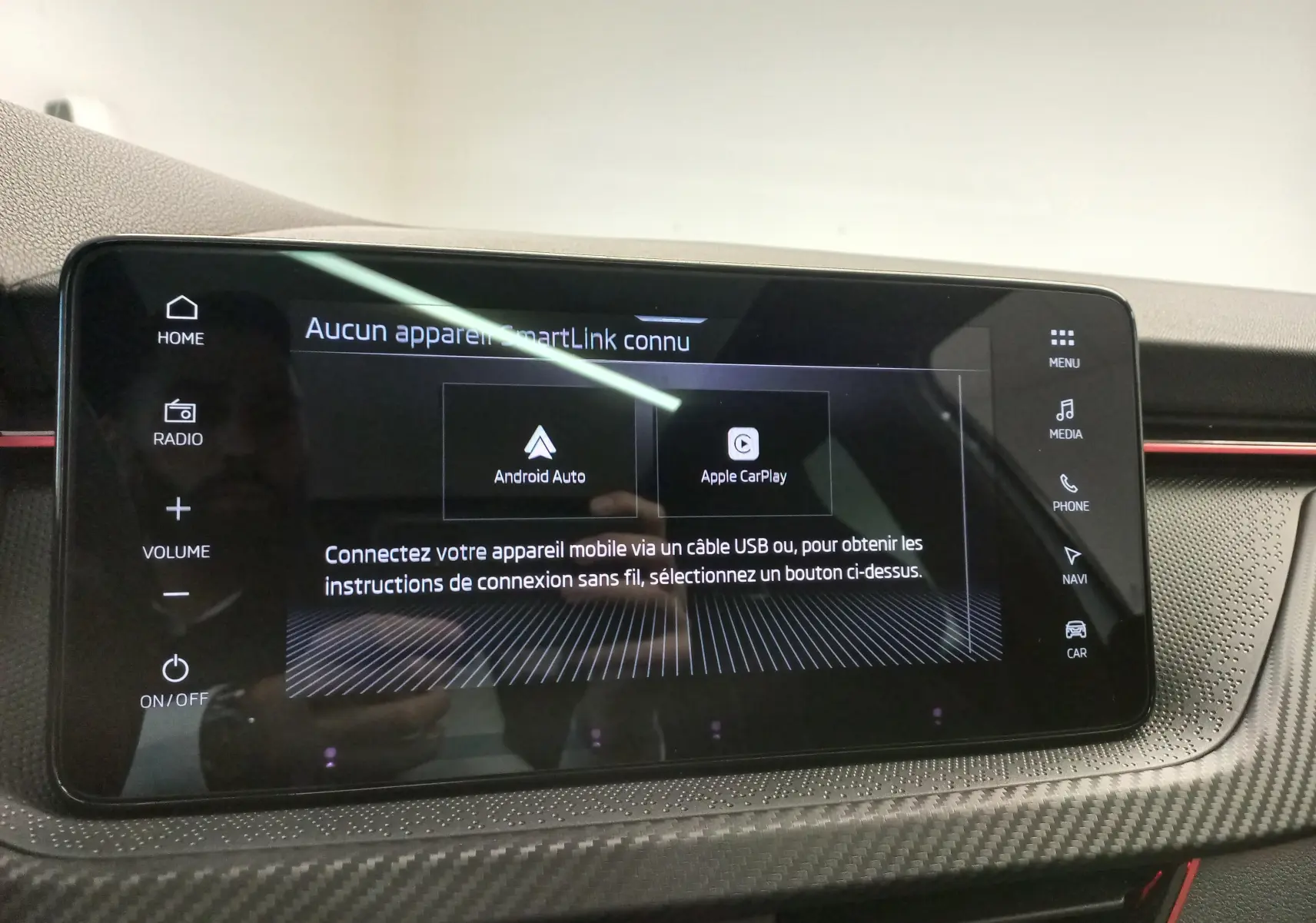 Écran tactile central du Skoda Kamiq 2025 blanc Lune, affichant les options Android Auto et Apple CarPlay.