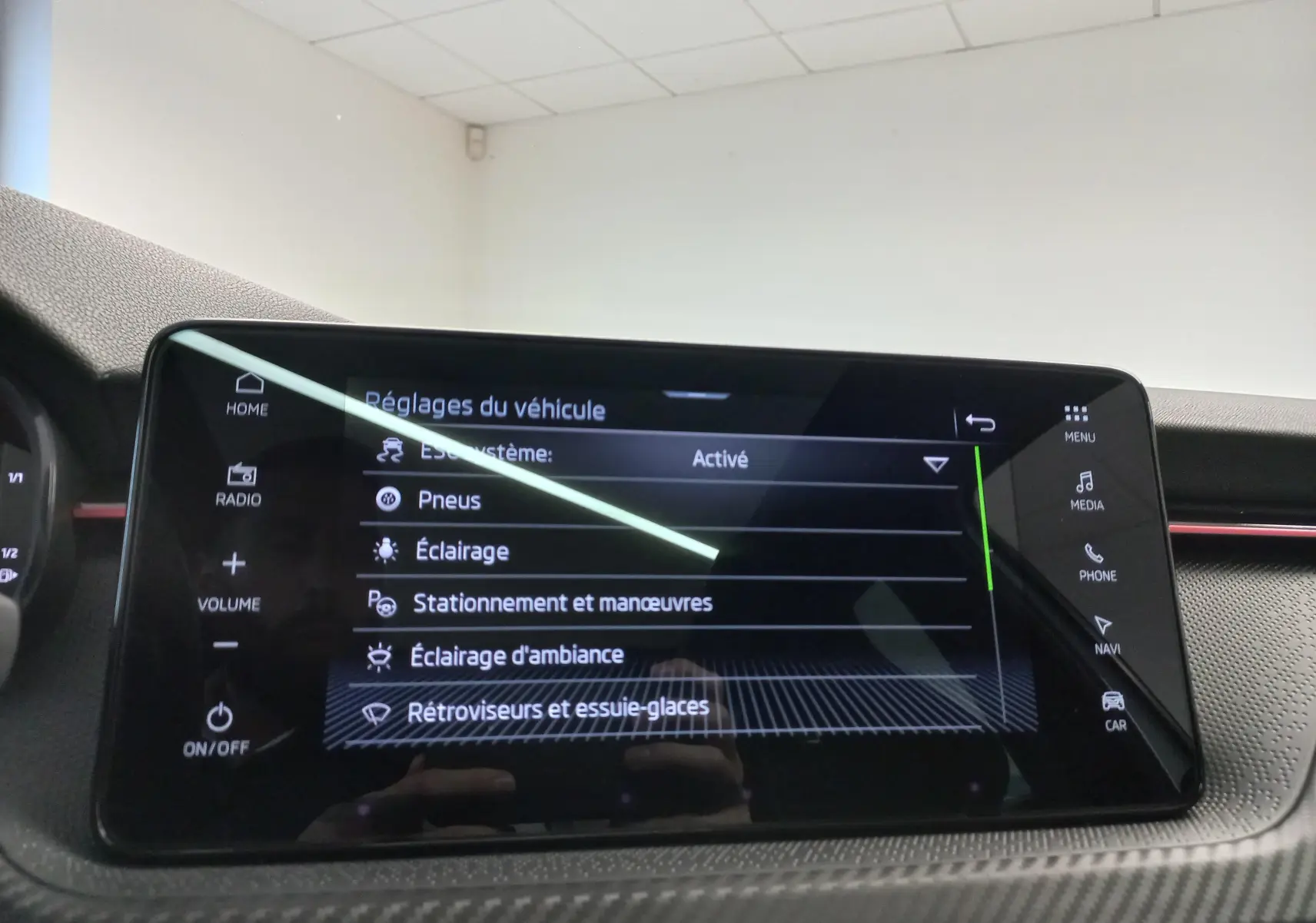 Écran tactile central du Skoda Kamiq 2025 affichant les réglages du véhicule dans un intérieur moderne.