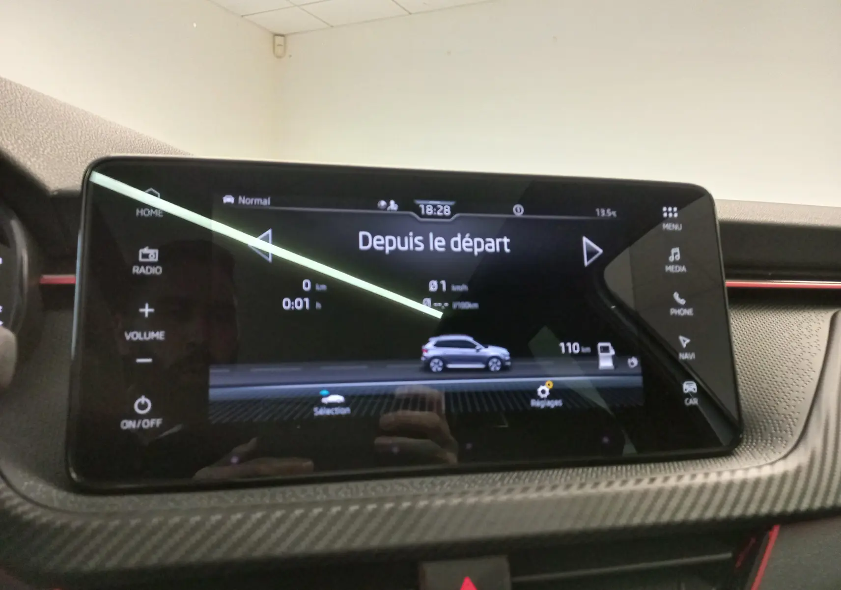 Écran tactile intérieur du Skoda Kamiq Monte-Carlo 2025 affichant les données de trajet et une silhouette du véhicule blanc.