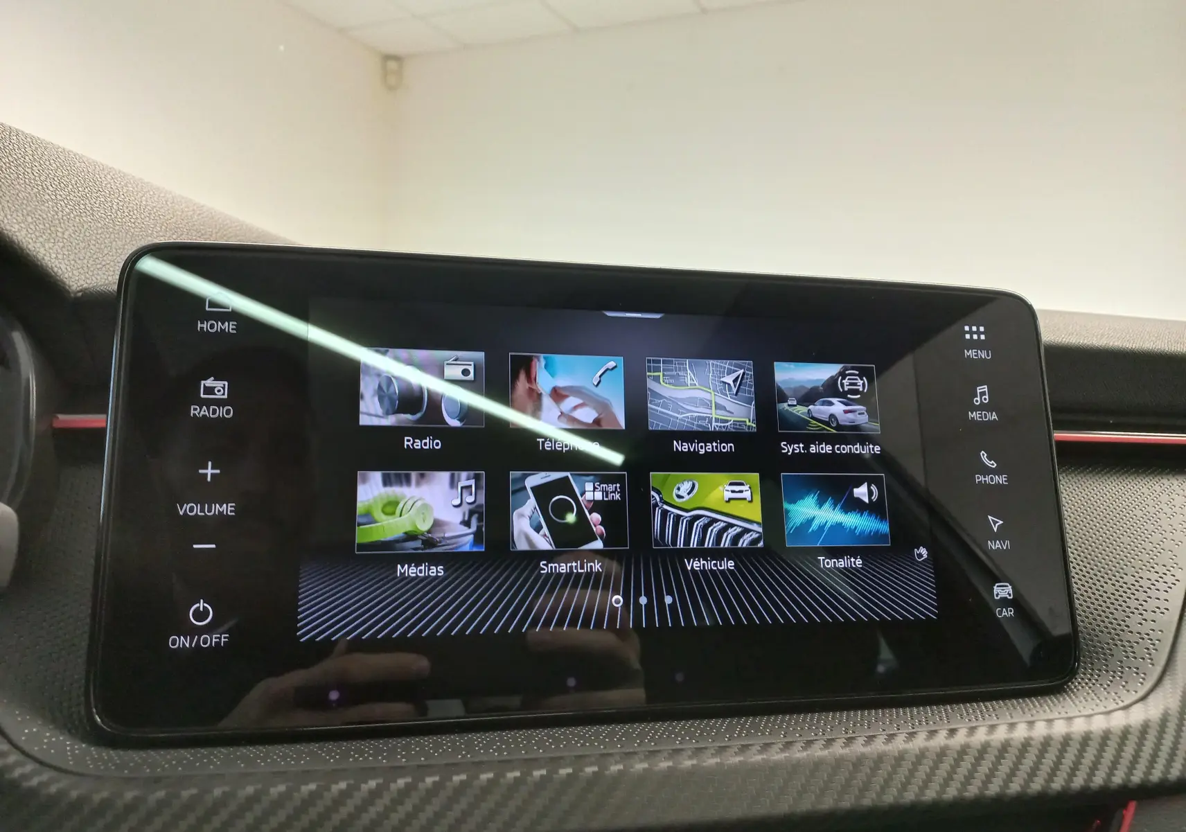 Écran tactile central du Skoda Kamiq 2025 montrant les menus radio, navigation, médias et aide à la conduite.