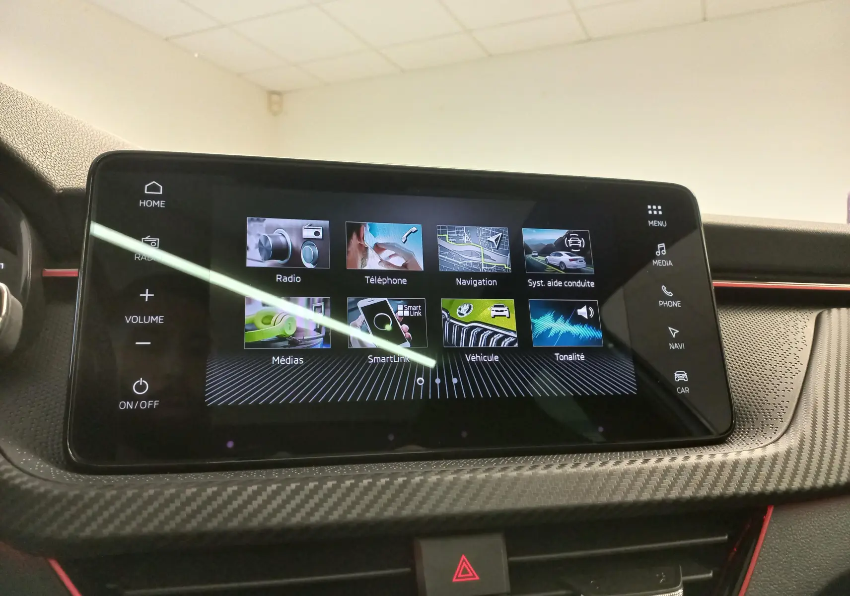 Écran tactile central du tableau de bord du Skoda Kamiq 2025 avec interface multimédia et finition carbone.
