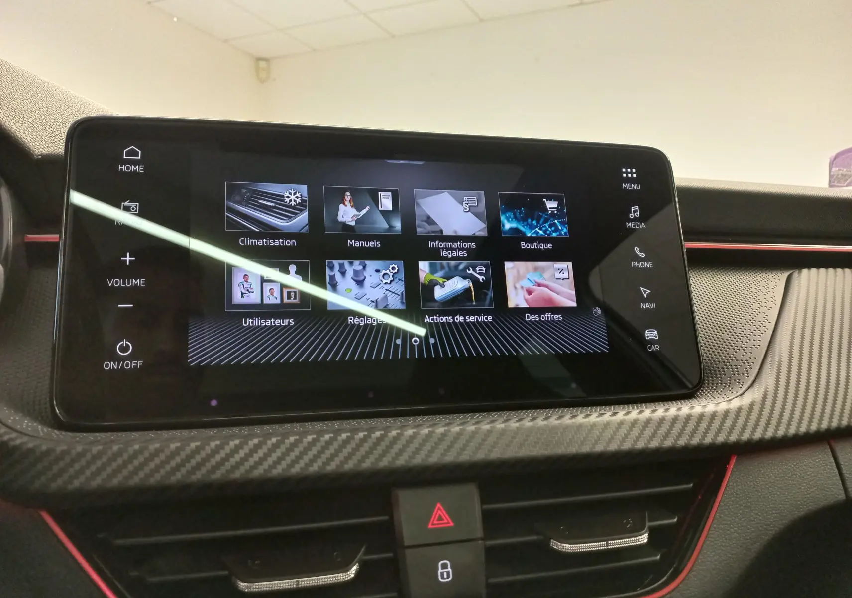 Écran tactile central du tableau de bord du Skoda Kamiq 2025 avec interface multimédia et finition carbone noire.