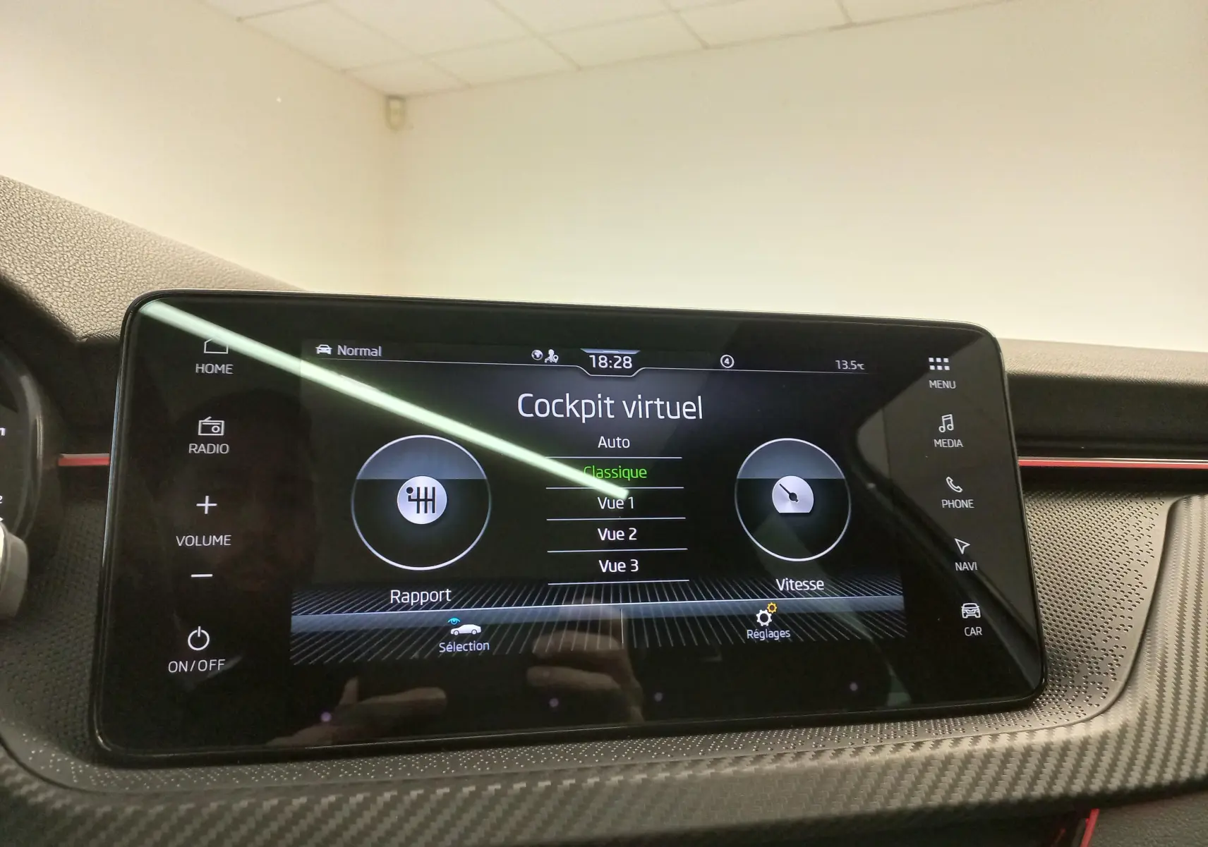Écran tactile du cockpit virtuel d'une Skoda Kamiq 2025, finition Monte-Carlo, avec interface en français.