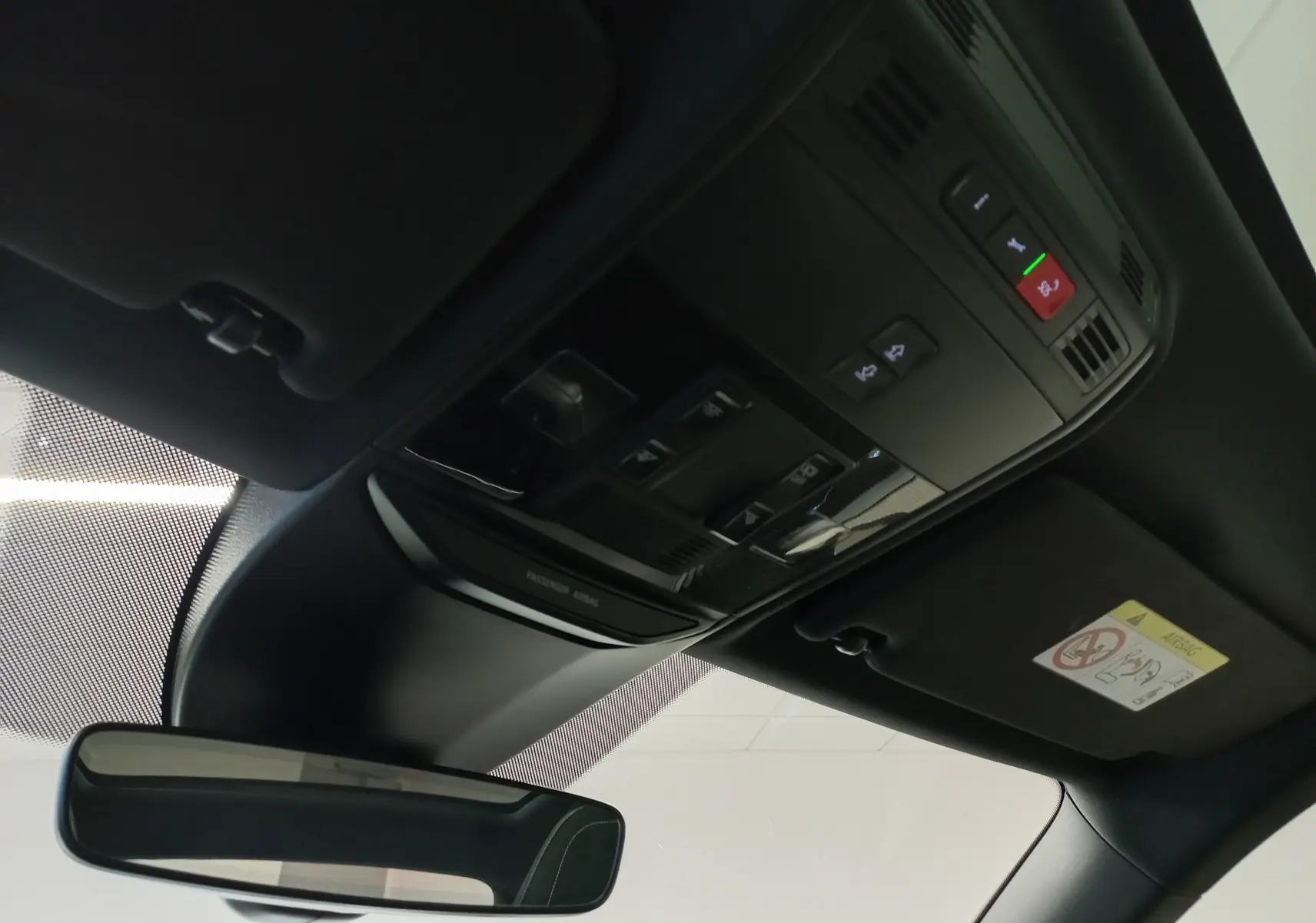 Plafonnier et rétroviseur intérieur d'une Skoda Kamiq 2025, finition Monte-Carlo avec commandes et éclairage intégrés.