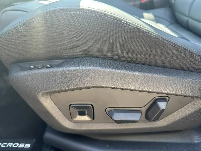Gros plan sur les commandes de réglage électrique du siège conducteur en tissu bleu du Citroën C5 Aircross 2026.