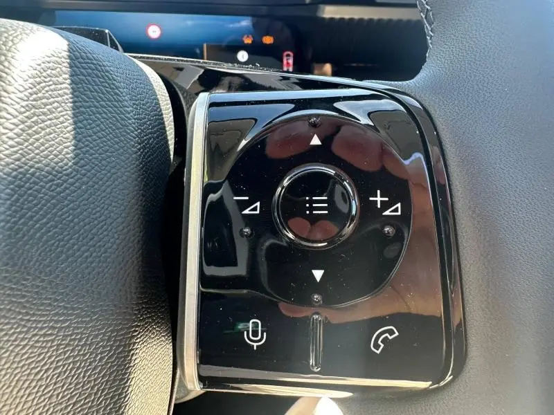 Gros plan sur les commandes noires du volant côté gauche du Citroën C5 Aircross gris Platinium.
