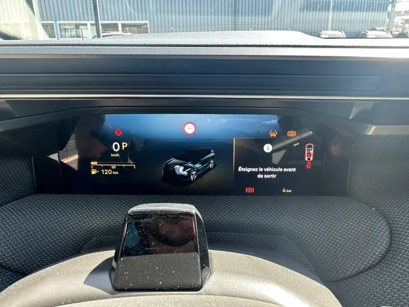 Vue intérieure du tableau de bord numérique du Citroën C5 Aircross gris Platinium, affichant les informations de conduite et alertes.