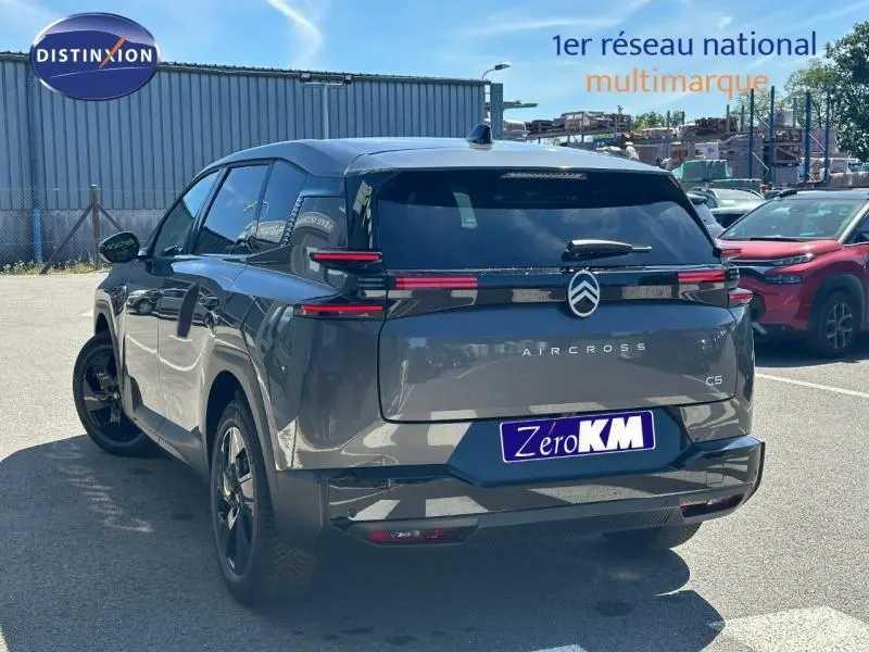 Vue 3/4 arrière droite d'un Citroën C5 Aircross gris Platinium avec feux arrière LED et toit noir contrasté.